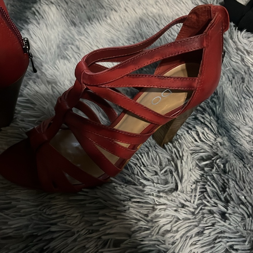 Red shoes with a short heel. - Picture 2 of 8